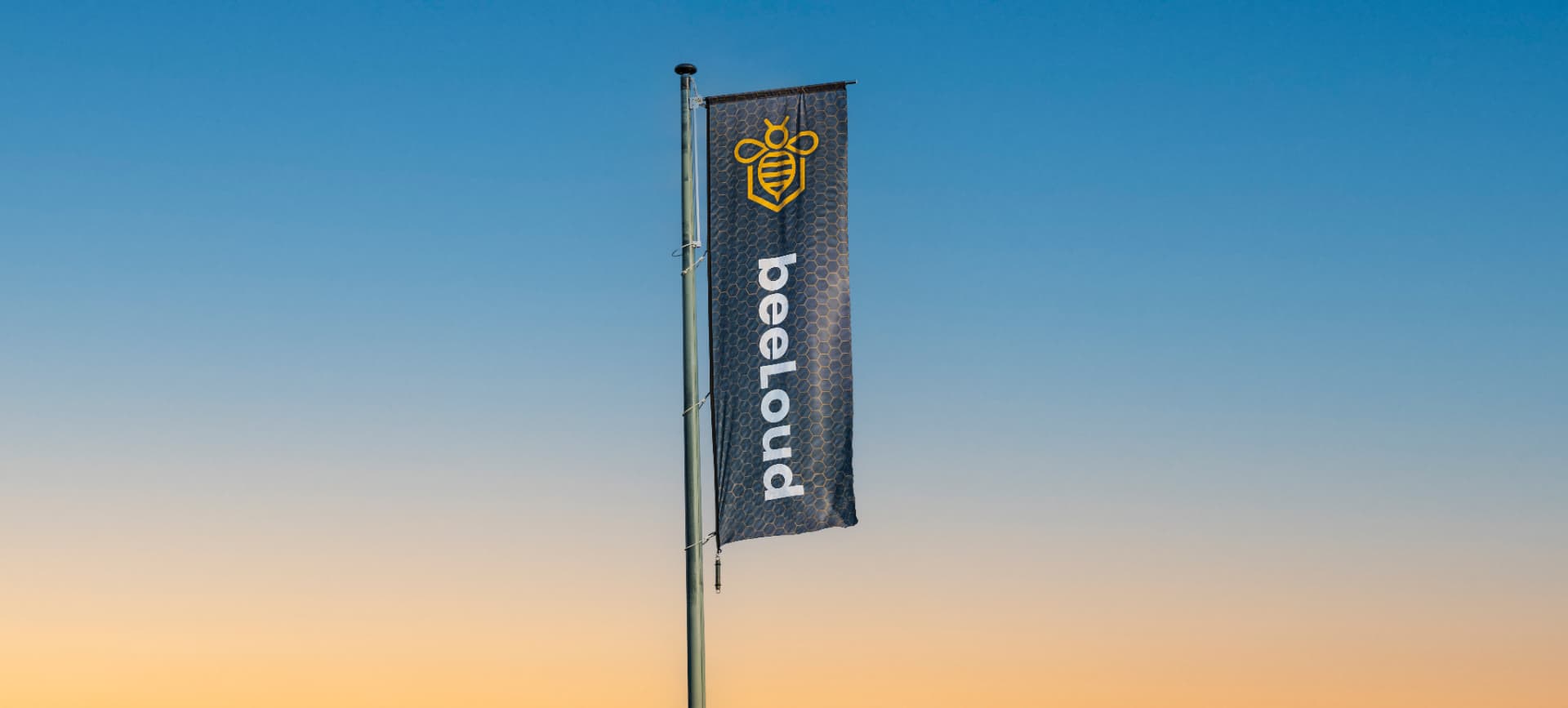 De beeLoud-vlag wappert boven de haven van Oudeschild op Texel