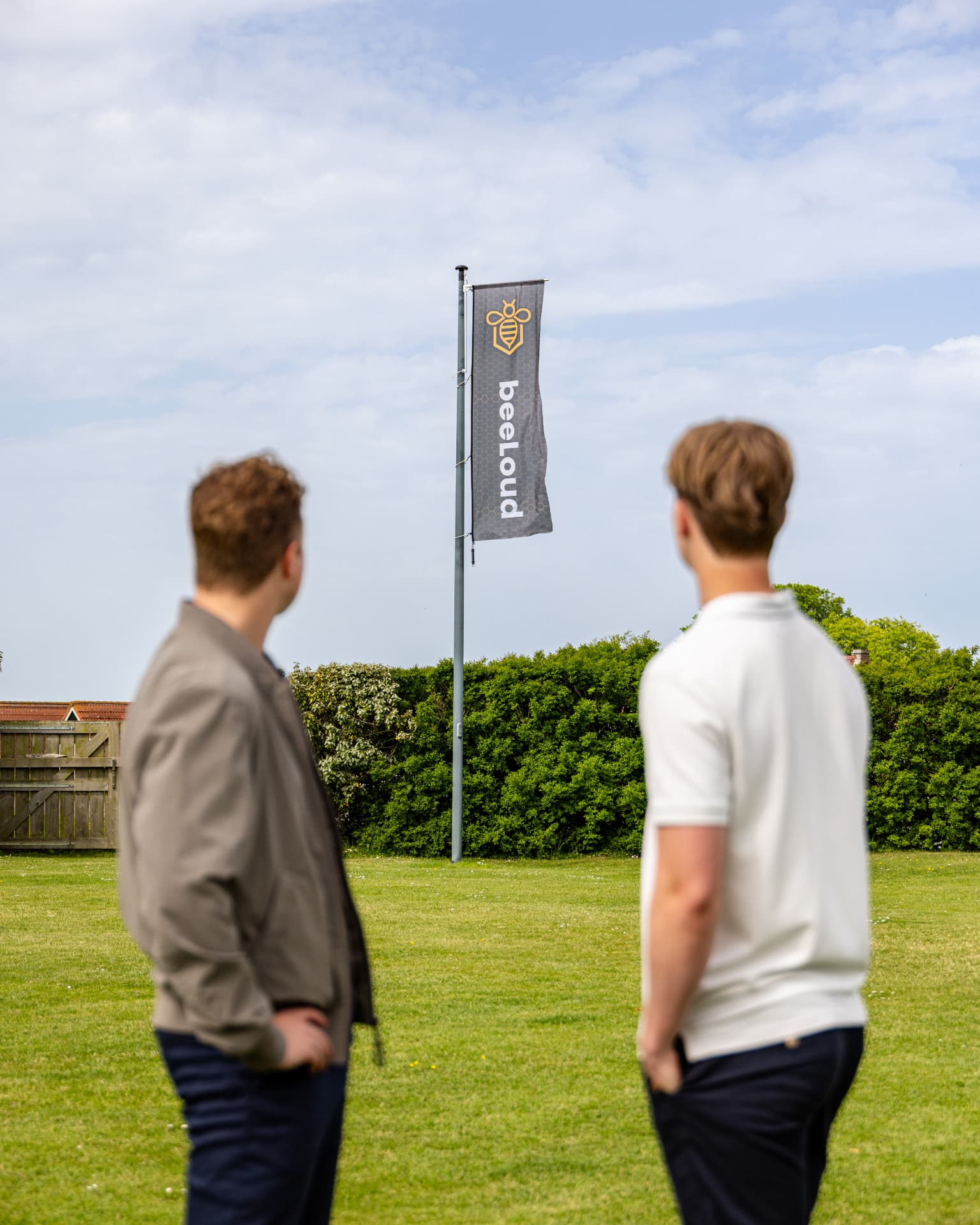 Het team van beeLoud bij de vlaggenmast in een Texels weiland