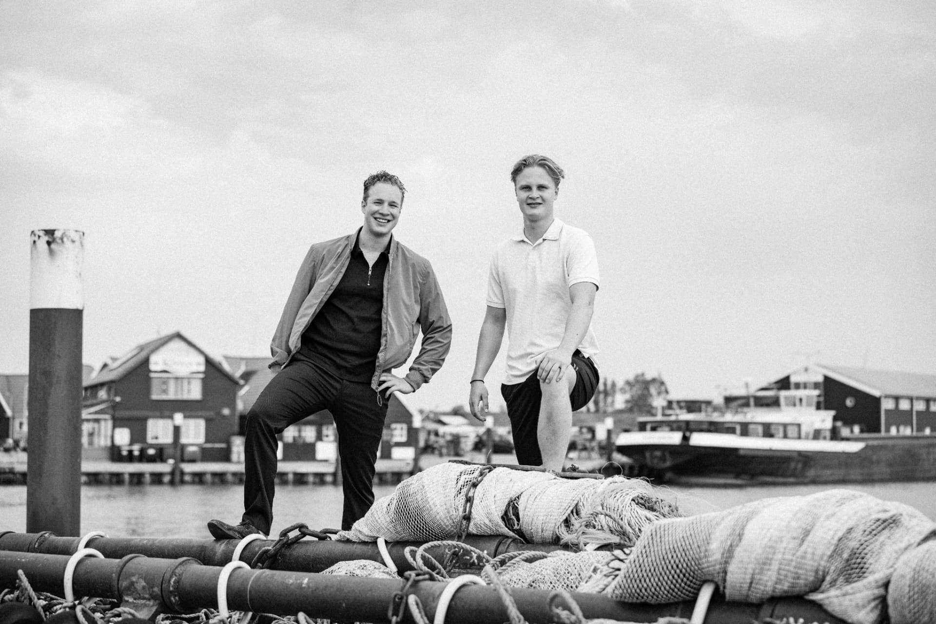 beeLoud in de haven van Texel tussen de visnetten