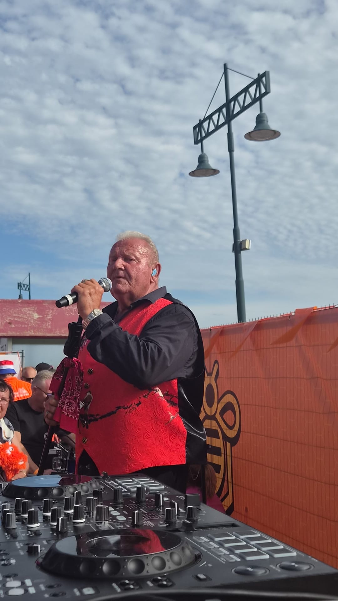 Artiest op het podium van Hollands op de Haven met beeLoud-doek