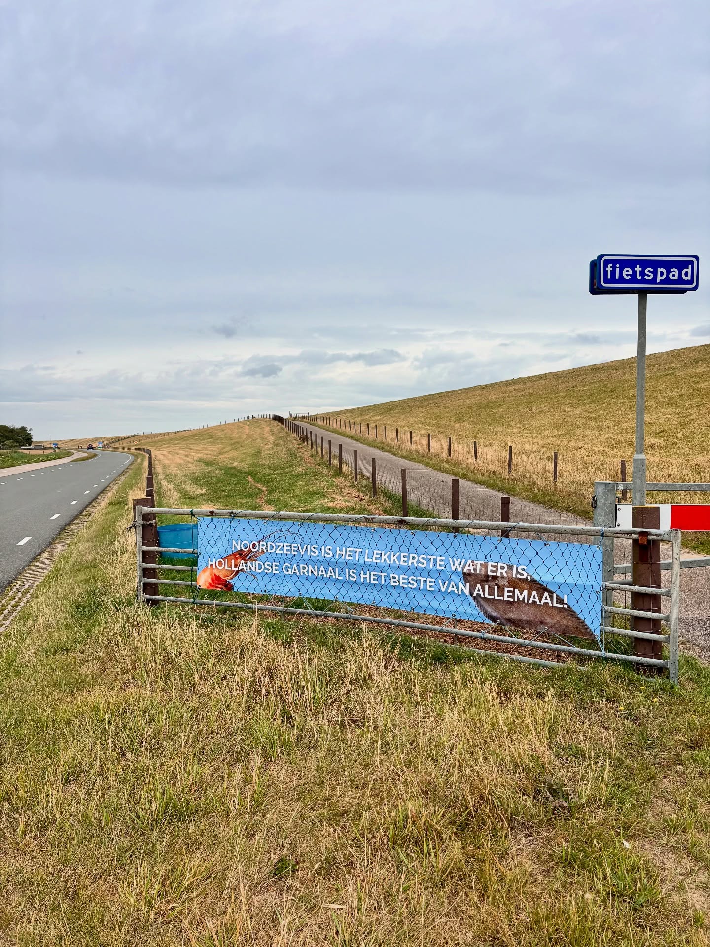 Klein spandoek van HavenVIStijn langs de dijk op Texel
