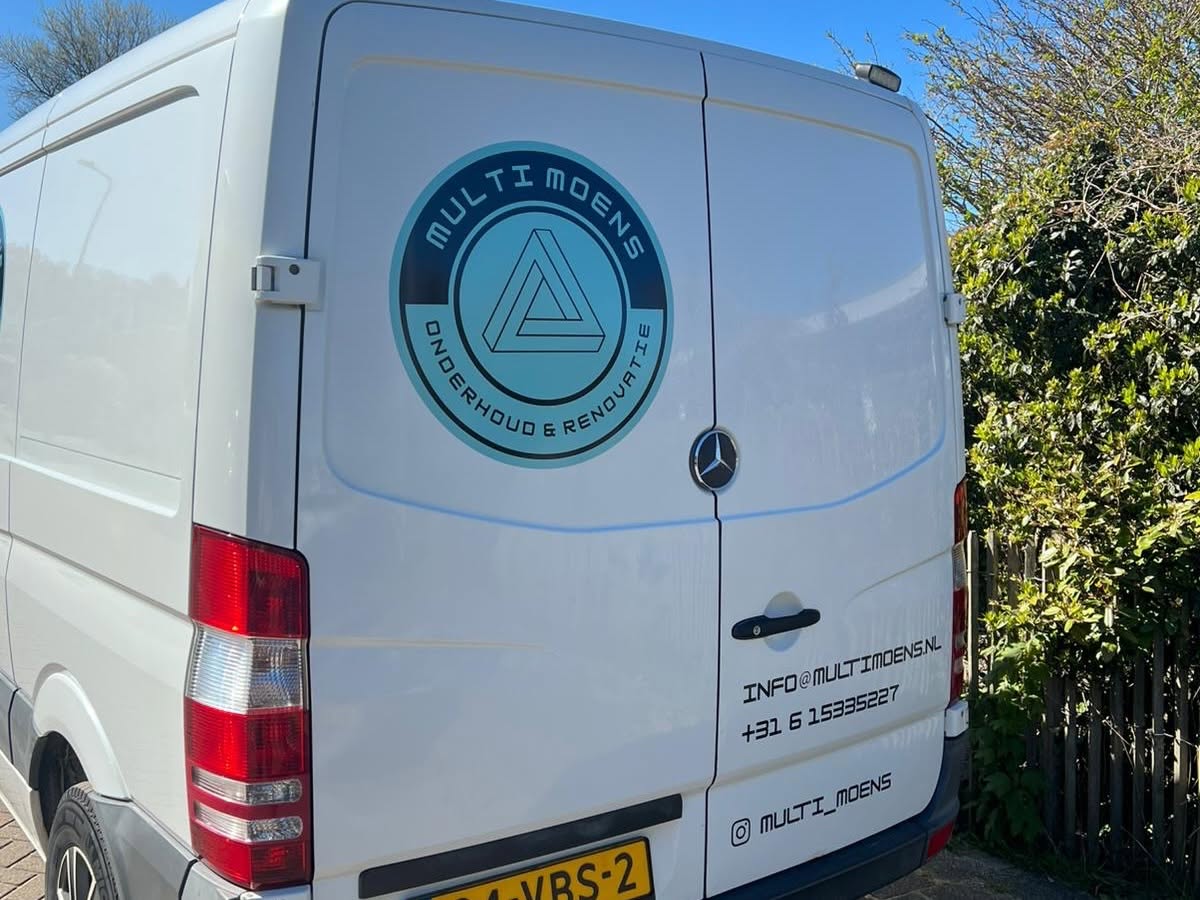Bedrijfsbus van Multimoens met belettering en logo