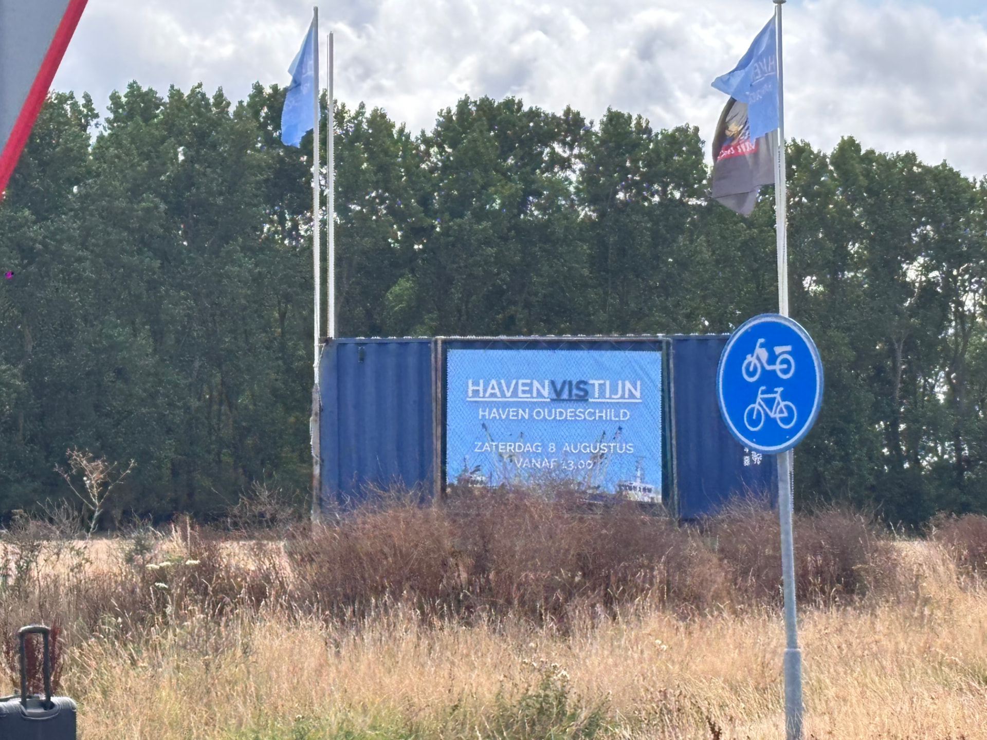 Groot spandoek van HavenVIStijn bij de haven van Oudeschild