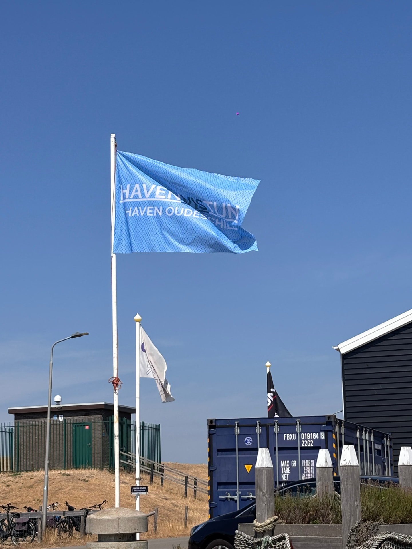 Wapperende vlag van HavenVIStijn bij de haven