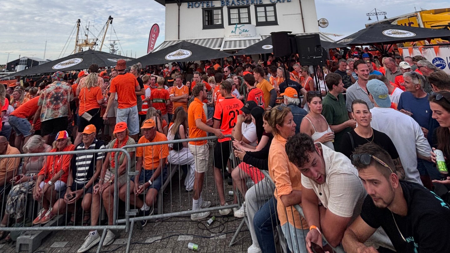 Volle haven van Oudeschild in het oranje tijdens Hollands op de Haven