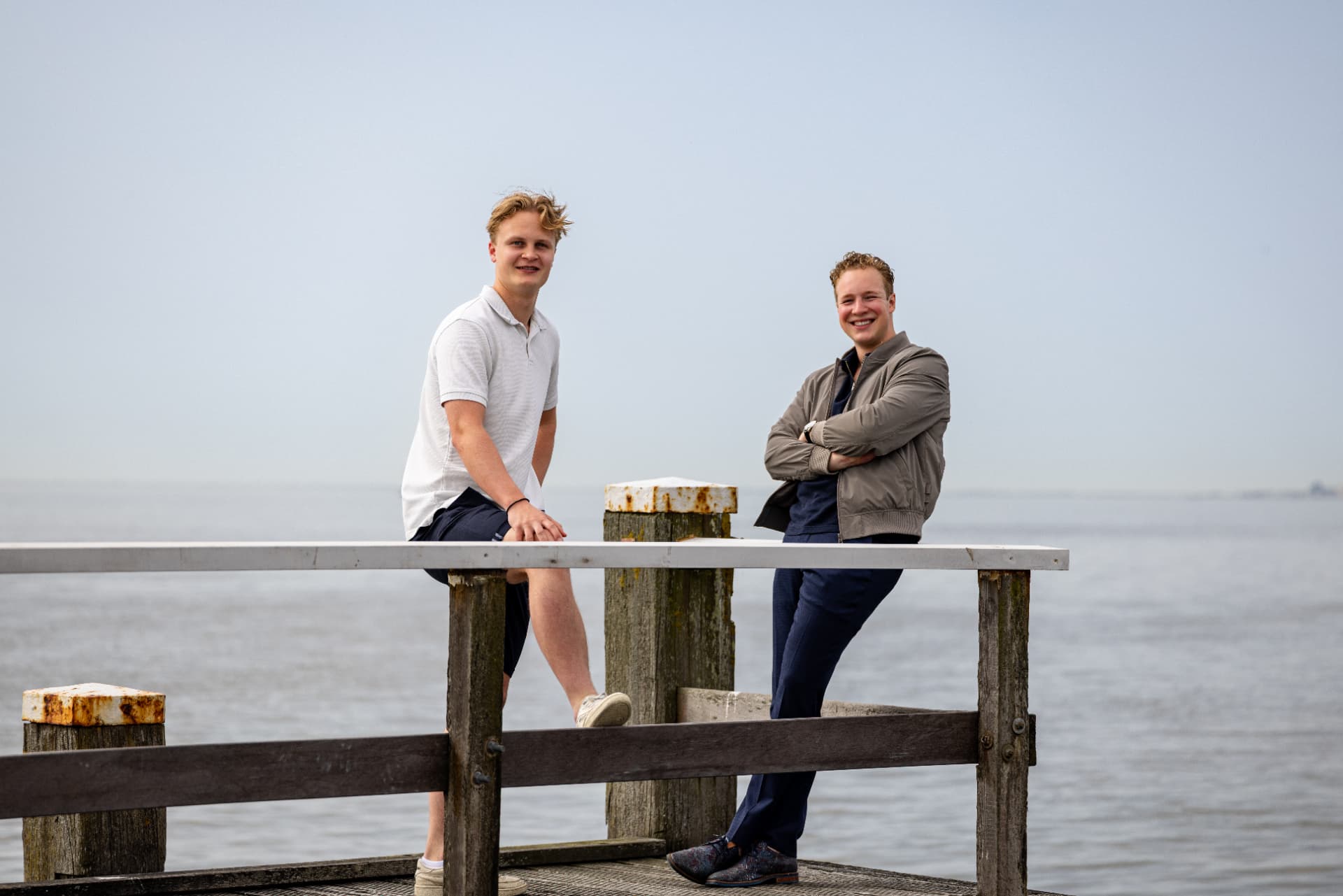Het team van beeLoud op de steiger in de haven van Oudeschild op Texel