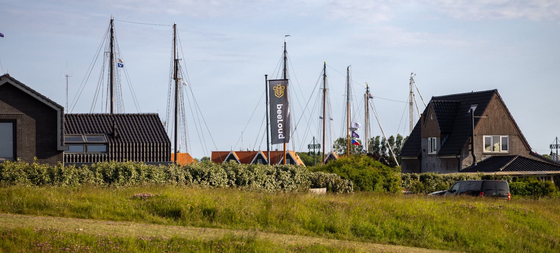 De beeLoud-vlag boven de haven van Texel op een heldere dag