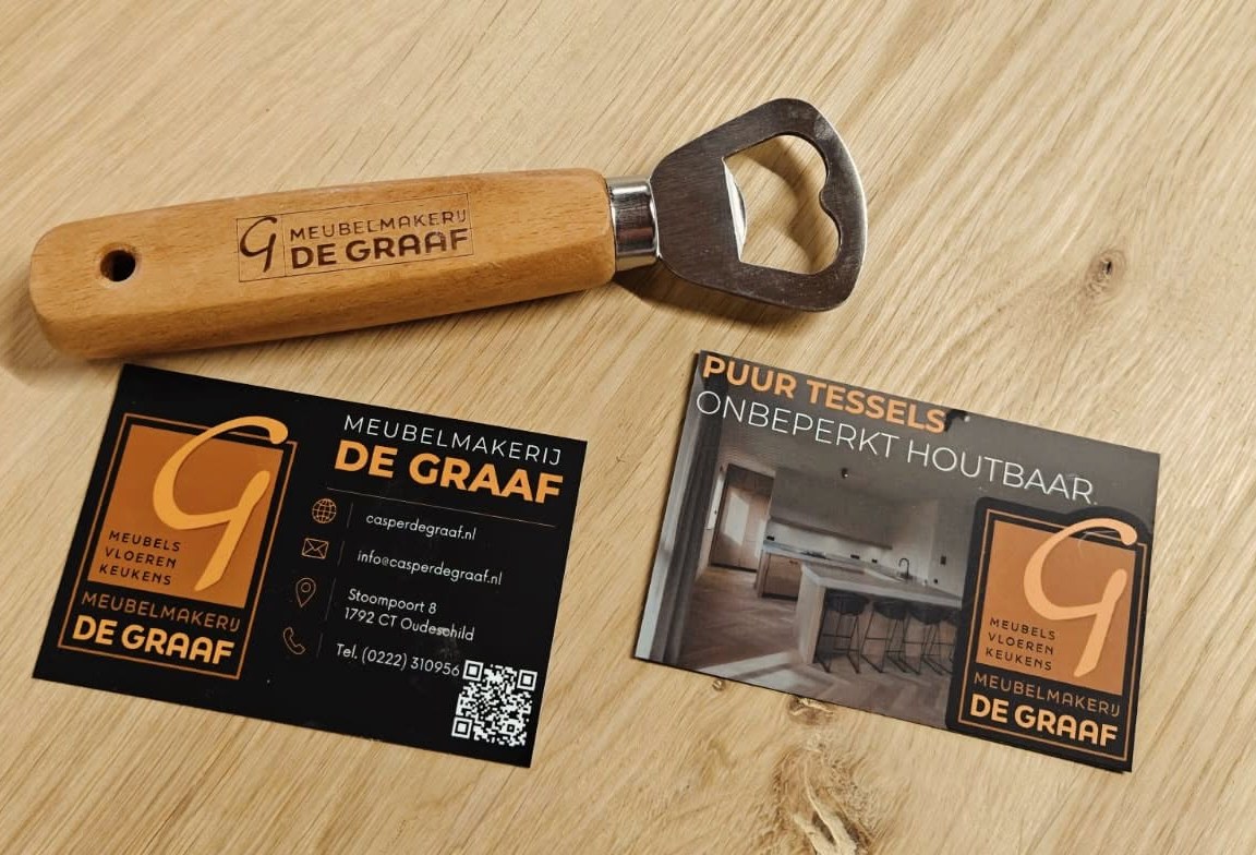 Visitekaartjes en houten bieropener van Meubelmakerij De Graaf